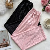 Resim Kadınların Şık 2'li Saten Uyku Giysisi Pantolonu - Siyah ve Pembe Jakarlı Tasarım, Rahat Elastik Bel Bandı, Tüm Sezon Moda Ev Giyimi, Konforlu Pijamalar | Saten Bitiş | Yumuşak Dokusu 