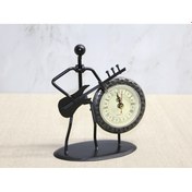 Resim Metal Saatli Gitar Çalan Müzisyen 