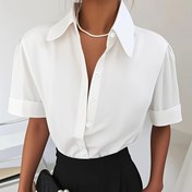 Resim Kadınlar için rahat bir bej kısa kollu düğmeli gömlek - Düz Renk, Rahat Kesim, Ön Düğmeler, Hafif Polyester Kumaş, Rahat Kıyafetler için Mükemmel, Bayan Gömlek 