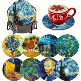 Resim El yapımı içecek yalıtımı ve kaymazlık için özel olarak tasarlanmış elmas boyama bardak altlıklarından oluşan 8 parça set, Van Gogh'un "Yıldızlı Gökyüzü" deseni ve standı kullanılarak yapılmış olup, el yapımı hediyeler ve mozaik projeleri için çok uygun 