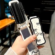 Resim Entegre Katlanır Taraklı Siyah Fiocco ve Hava Yastıklı Kompakt Ayna - Ayarlanabilir Sehpa ile Taşınabilir Seyahat Makyaj Aynası - Sevimli Süslerle Birlikte - Mükemmel Tatil Hediyesi 