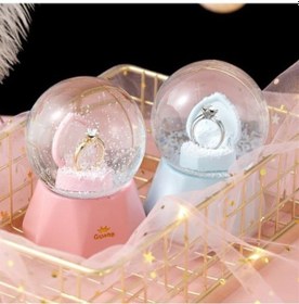 Resim Cosmos E-ticaret Tektaş Yüzük Temalı Işıklı Küçük Boy Kar Küresi 
