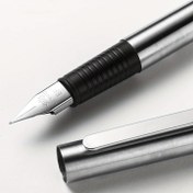 Resim Ergonomik Kavramalı Metal Dolma Kalem, Ekstra İnce Uç, Tıklamalı Kapak, Dayanıklı Çelik Yapı, İş, Çalışma ve Kaligrafi için İdeal - Mürekkep Kartuşu Dönüştürülebilir (Mürekkep Dahil Değil) - 1 Paket 