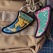 Resim Çift Taraflı Desenli Sörf Kuyruk Yüzgeç Anahtarlık, Deniz Sporları Anahtarlık, Dokuma Etiket Sırt Çantası Kolyesi, Hediye, Erkek ve Kadınlar için Moda Aksesuarı 