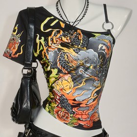 Resim Kadınlar için Y2K ilhamlı omuz askılı yaz tişörtü - Dürüst Ejderha Baskısı, Kırmızı ve Siyah, Rahat Polyester Tişört "NO LANGE" Grafikli, Rahat Giyim için Mükemmel, Rahat Yaz Giyim | Y2K Modası | Polyester Kumaş 