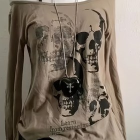 Resim Kadınlar için Y2K Gotik Kafatası Baskılı Omuz Uzun Kollu T-Shirt - Siyah, Beyaz ve Gri Tasarım, Yumuşak Polyester Kumaş, Rahat Sokak Modası Stili, Tüm Mevsim Üstü | Y2K Modası | Esnek Malzeme 