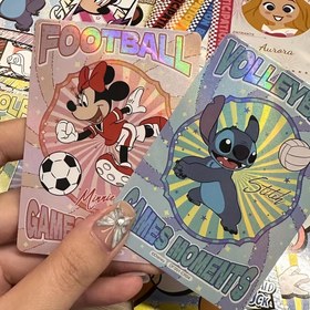 Resim Disney Yıldız Oyunları koleksiyon kartlarının lisanslı üç paketi (her biri 12'li), beş paket (her biri 20'li) ve sekiz paket (her biri 32'li), Mickey ve Prenses kartları, anime periferik hatıra kartları, parti oyun temaları, Cadılar Bayramı ve Noel hediyeleri 