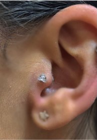 Resim Arescollection Cerrahi Çelik Tek Taş Üçgen Tragus Helix Kıkırdak Piercing 