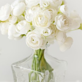 Resim 12 adet Sahte Ranunculus Çiçeği Seti, Sahte İpekten Yapılmış, DIY Buketler Yaratmak İçin Mükemmel. Bu Toplu Sahte Çiçekler Düğün Merkezi ve Gelin Duşu Süslemeleri İçin İdeal, Zarif İvory Beyaz Renkli. 