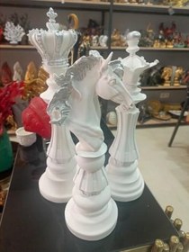 Resim Dekoratif Satranç Takımı Şah Vezir At Beyaz 3 Lü Biblo Beyaz Gümüş 