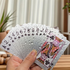 Resim 1 Deste Su Geçirmez PVC Oyun Kartı - Yetişkinler için Dayanıklı, Kalınlaştırılmış Sert Plastik Poker Deste - Şenlikli Günler için İdeal - Noel, Cadılar Bayramı, Yılbaşı, Oktoberfest, 1 Nisan Şakası Günü - Evrensel Oyun Kartları 