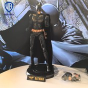 Resim Warner Bros. DC Justice League Batman Aksiyon Figürü - Toplanabilir PVC Eklemli Pozisyonda Figür, Çıkarılabilir Baş, Bat-Signal Tabanı ve Aksesuarlar, Masaüstü veya Raf için Dinamik Pozisyon Gösterimi, Toplanabilir Figür, Detaylı El Sanatları 