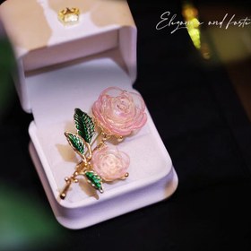Resim Şık Enamel Gül Çiçeği Broş Pin - Yeşil Yaprak Detaylı Klasik Tasarım, Yaka ve Aksesuarlar İçin Mükemmel, Yenilikçi Pin|Rosy Texture|Detaylı El Sanatçılığı 