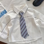 Resim Yeni Çocuk Elbisesi, Yaz ve Sonbahar için, Harf Bağcıklı, Uzun Kollu ve Basit Akademik Stilde Beyaz. 