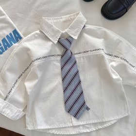 Resim Yeni Çocuk Elbisesi, Yaz ve Sonbahar için, Harf Bağcıklı, Uzun Kollu ve Basit Akademik Stilde Beyaz. 