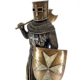 Resim Balta ve Kalkanı ile Zırhlı Orta Çağ Tapınak Şövalyesi Biblo 