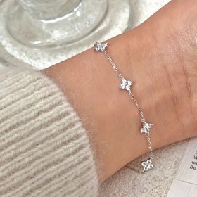 Resim Nooxian Kadınlar için Zarif Dört Yapraklı Yonca Bileklik, Işıltılı Sentetik Zirkonya Taşlarla - Beyaz Altın Kaplama Bakır Takı St. Patrick Günü, Günlük Kıyafetler & Özel Günler İçin, Mevsimlik Aksesuar, Yüksek Kalite Bitiş 