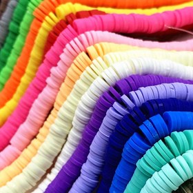 Resim Takı yapımı için 300 adet 6mm düz yuvarlak polimer kil renkli çip disk gevşek aralar boncukları, el yapımı bilezik ve kolye için malzemeler. 