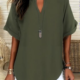 Resim Elegant Plus Size Kadın V-Neck Kısa Kollu Bluz - Açık Gri, Bahar/Yaz için Rahat ve Şık, Yarım Kollu Tasarım ile Rahat Uygunluk, Rahat Giyim | Rahat Uygunluk Üstü | Şık Yaka 