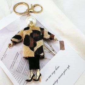 Resim El Yapımı Karakter Anahtarlık, Moda Kişilik Taklit İnci Bebek Kolye Leopar Peluş Ceket ve Siyah Altın Topuklu Ayakkabı ile Kreatif Çanta Araba Anahtarlığı Hediyesi Arkadaşlar için 