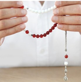 Resim 925 Ayar Gümüş Püsküllü Küre Kesim Kırmızı Beyaz Jade Akik Doğaltaş Taraftar Tesbih Kırmızı - Beyaz 