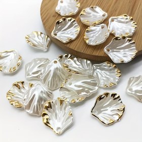 Resim 100 adet Şık Beyaz ve Altın Kabuk Şekilli Akrilik Boncuklar Krem Yaprak Tasarımı ve Asma Delikleri ile - Parlak DIY El Sanatları Malzemeleri Takı Yapımı için, Telefon Kılıf Süslemeleri, Ev Dekoru, Takı Yapım Malzemeleri 