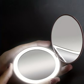 Resim 1 adet Çizgi Film Temalı LED Işıklı Kompakt Ayna, 2X Büyütme, Ayarlanabilir Parlaklık, Katlanabilir, USB Şarj Edilebilir, 4V, Plastik Çerçeve, Cilalı Kaplama, Alkolsüz, Şifonyer Montajı, Seyahat ve Çanta Kullanımı İçin Taşınabilir Çift Taraflı Cep Makyaj Aynası 