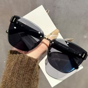 Resim Gri ve pembe renklerde erkek ve kadın gözlük çerçevesi ve hafif polikarbonik lens ile metal süslemeli, günlük kullanım için uygun moda tarzı 