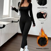 Resim Sonbahar için rahat bir siyah tamponlu turtleneck tulumu. 