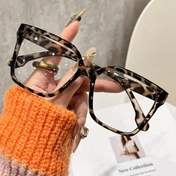 Resim Kore tarzı trend retro büyük çerçeveli unisex moda gözlükler, sokak fotoğrafçılığı ve minimalist görünümler için mükemmel. Bu popüler tasarım, günlük işe gitme kıyafetleri, sezon geri dönüşü, Noel, düğünler, bağımsızlık günü ve şükran günü için ideal bir hediye seçeneğidir. 