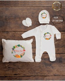Resim yzc home size dair... K08 Ty Ekru Renk Isme Özel Isimli Baskılı Bebek Yastık Tulum Şapka Eldiven Set Hastane Çıkışı 