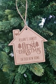 Resim P.E.K.Shop Ahşap Kişiye Özel Soyisimli Aileye Özel İlk Yılbaşı Ağaç Süsü Yılbaşı Hediyesi Süs 