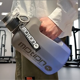 Resim 2200ML Büyük Spor Su Şişesi Ölçüm İşaretleri ve Bir Pipet ile, Bu Şık ve Yenilikçi Sızdırmaz Kapak Elde Taşınabilir Bir Askı ile, Dış Mekan Koşullarına Dayanıklı, Yetişkin Seyahat ve Spor Egzersizleri için Mükemmel, Sıcak ve Soğuk Her Şeye Dayanıklı. 