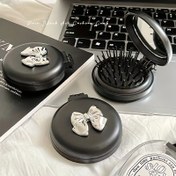 Resim 1 adet Sevimli Yaylı Yuvarlak Hava Yastıklı Tarak, Hepsi Bir Arada Ayna Tarak, Makyaj Aynalı Taşınabilir Kuaförlük Tarak, Normal Saç Tipi için Seyahat Gereksinimleri, ABS Plastik Saplı ve Plastik Kıllı Bitirme Tarak 
