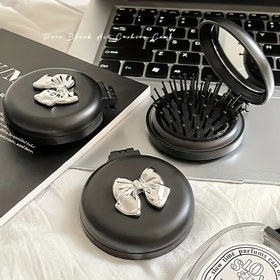 Resim 1 adet Sevimli Yaylı Yuvarlak Hava Yastıklı Tarak, Hepsi Bir Arada Ayna Tarak, Makyaj Aynalı Taşınabilir Kuaförlük Tarak, Normal Saç Tipi için Seyahat Gereksinimleri, ABS Plastik Saplı ve Plastik Kıllı Bitirme Tarak 