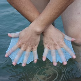Resim Yetişkin Silikon Yüzme Kuyrukları Mavi Yarım Avuç Su El Kuyrukları Geliştirilmiş Tutuş ve Hareket Yüzme Silikon El Kuyrukları Unisex Dalış Profesyonel Paddle Board Fly Fish Kuyrukları 