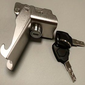 Resim Ağır Hizmet Tipi Motosiklet Bagaj Kilidi - Hırsızlık Önleyici Mekanizma, Tüm Motosikletlere Uyumlu, El Kontrol Kolu, Parlak Demir Metal Yapı, Anahtarlı Silindir ve Mandal Kilit Sistemi, Kolay Kurulum, Motosiklet Arka Depolama Güvenliği, Hırsızlık Önleyici Kilit, Dayanıklı Demir Malzeme, Güvenli Anahtarlı Mekanizma, Kompakt ve Sağlam Tasarım ile Gelişmiş Koruma 
