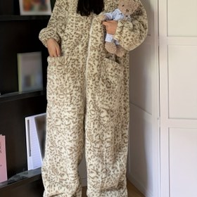 Resim Rahat Koral Fleece Leopar Desenli Kadın Kışlık Pijama Takımı - Kalın Kapüşonlu Fermuarlı, Uzun Kollu ve Kabarık Terlikler, Evde Rahatlamak İçin Mükemmel, Rahat Giyim | Eğlenceli Tasarım | Fermuarlı Onesie 