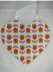 Resim Papyonbebek0 Mama Önlüğü Kalp Şeklinde Lale Motifli - Çok Renkli - Organik & El Yapımı - E2003000000353 