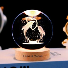 Resim Keyfim Shop Dekoratif Işıklı Ahşap Kaideli Yunus Balıkları Tasarımlı 3D Cam Küre 