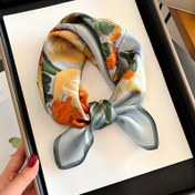 Resim Kadınlar için Şık Çiçek Desenli Kare Eşarp - Mavi & Turuncu Botanik Tasarımlı Yumuşak Hafif Polyester Bandana, Çok Amaçlı Boyun Sarma, Saç Bandı, Şal, Günlük ve Resmi Kıyafetler İçin Aksesuar 
