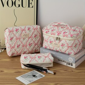 Resim 3'lü Çiçekli Kapitone Makyaj Çantası Seti - Büyük, Orta, Küçük Fiyonk Detaylı - Sevimli & Geniş Kozmetik Çantaları Kadınlar İçin, Formaldehitsiz Polyester, Seyahat & Günlük Kullanım İçin Mükemmel, Makyaj Aksesuarları 