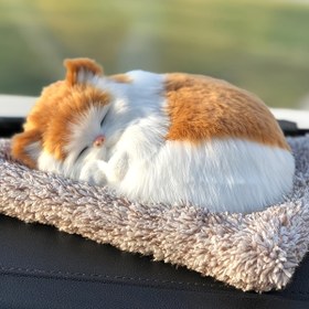 Resim Sevimli Uyuyan Bir Kedi, Yaratıcı Aktif Karbon Lif Gerçekçi Peluş Kedicik Araç Gösterge Paneli Süsü, Araba İç Aksesuarı 