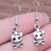 Resim Retro minimalizm tarzı bir çift Halloween aksesuarı, aşk fiyonku ve kafatası başlı küpeler, hediye olarak 