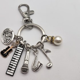 Resim Müzisyenler, piyanistler ve gitarçılar için yeni müzik anahtarlık, piyano klavyesi ve saksafon notaları ile 