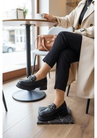 Resim Noch Kadın Gümüş Zincir Köprü Aksesuarlı Comfort Tabanlı Maskülen Loafer Siyah 