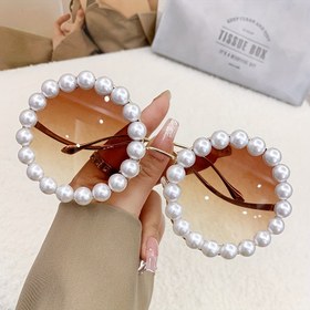 Resim Yeni Yuvarlak Çerçeve Bayan Güneş Gözlüğü Tam Çerçeve İnci Gözlük Tasarımı Duygu Gözlükleri Dalga Şekilli Tapınak Moda Altın Stil Güneş Gözlüğü Fotoğraf Hediye Gözlükler 