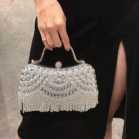 Resim Zarif Altın Metal Akşam Çantası, Püskül Detayı, Manyetik Kapatma, Astar Yok, Düz Renk - Kadınlar için Şık Olay El Çantası, Akşam Etkinliği Aksesuarı | Taşlı Süslemeli Çanta | Metalik Bitiş 