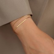 Resim Kadınlar için şık ve minimalist çift katlı paslanmaz çelik bilezik. 