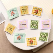 Resim 3.2Cm Kare Etiket El Yapımı Nakış Kumaş Etiket El Yapımı İngilizce Harf Dokuma Etiket Giyim Kumaş Yaması DIY El Yapımı Hesap Defteri Etiketi Çiçek Desenli Saç Aksesuarları Kafa Bandı Büyük Bağırsak Dairesi Evrensel Etiket Eşarp Çanta Çorap Giyim Aksesuarları Aplike Bavul Dekorasyonu Tekstil Dikiş Malzemeleri Aksesuarlar 